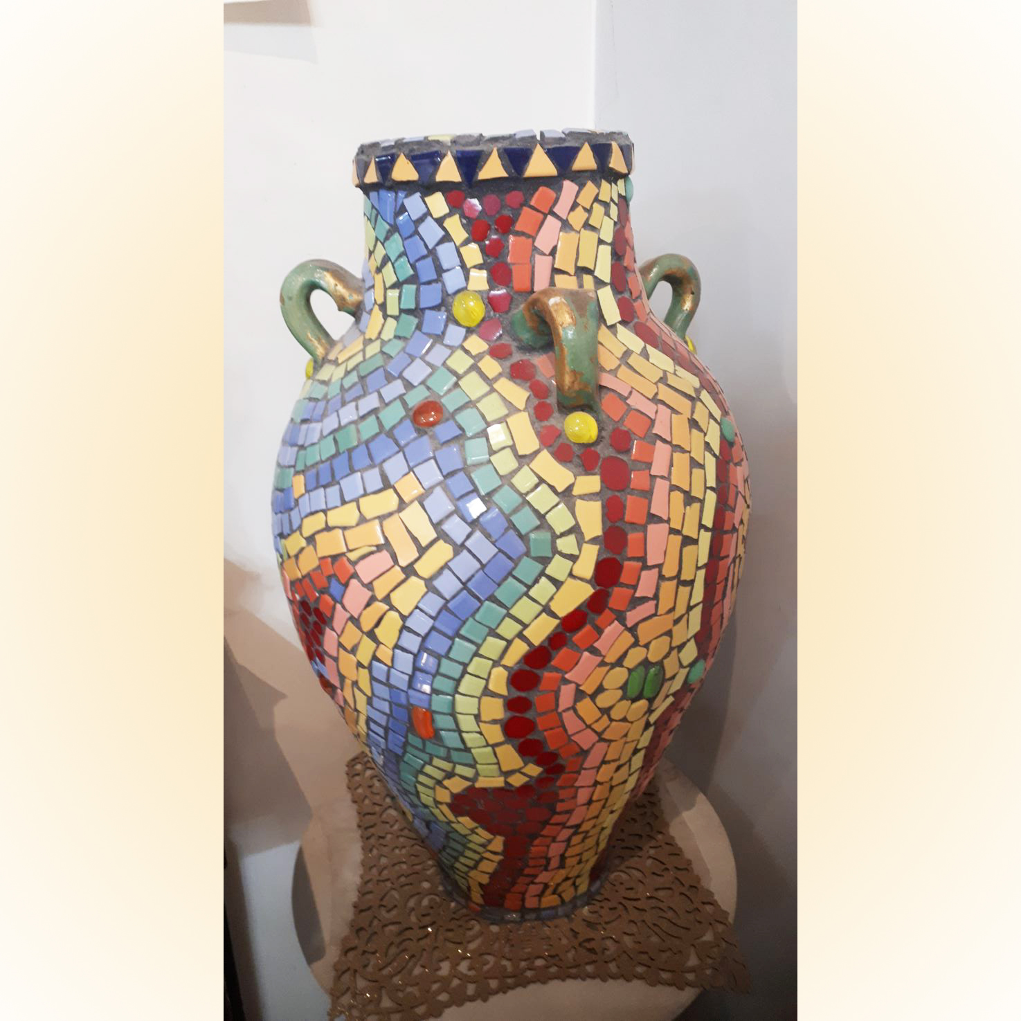 گلدان با متریال کاشی شکسته